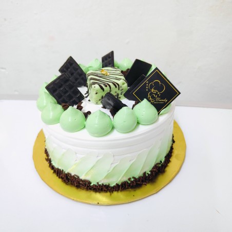1kg Peppermint Ice Cream Cake